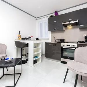 Leo Apartment